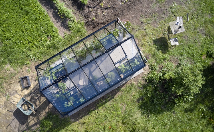 Halls Gewächshaus Blockley 8,1 m² / 9,7 m² / 11,3 m²  - Schwarz mit 3 mm Sicherheitsglas  inkl. integrierten Fundamentrahmen